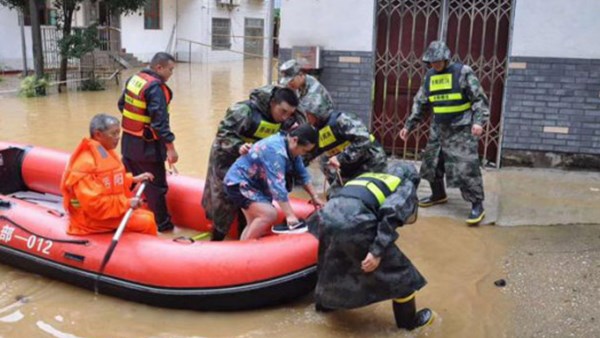 在這岳陽市70年一遇的大暴雨中，市交投集團在行動