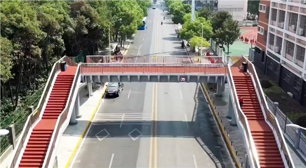 刷新“交投速度”， 東升小學(xué)旁這座天橋廣受好評