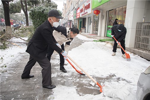 戰(zhàn)風(fēng)雪 顯擔(dān)當(dāng)！直擊城運人鏟雪除冰第一線