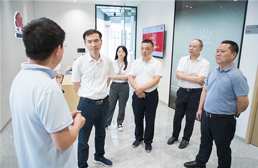 呂樂(lè)考察調(diào)研市城運(yùn)集團(tuán)智慧城市產(chǎn)業(yè)工作