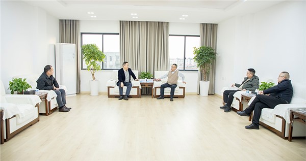 專(zhuān)家來(lái)助陣 為產(chǎn)業(yè)發(fā)展“疏通經(jīng)絡(luò)” 劉險(xiǎn)峰與粵港澳大灣區(qū)機(jī)器人產(chǎn)業(yè)聯(lián)盟理事長(zhǎng)吳方正一行進(jìn)行工作座談